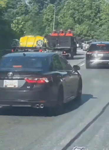 분명이 3명 있었거든 gif