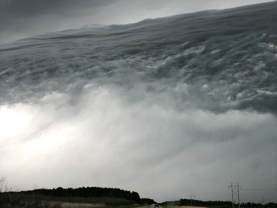 미국에서 찍힌 거대 쓰나미 구름.jpg
