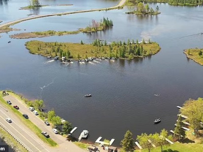 매년 섬을 밀어서 옮기는 사람들