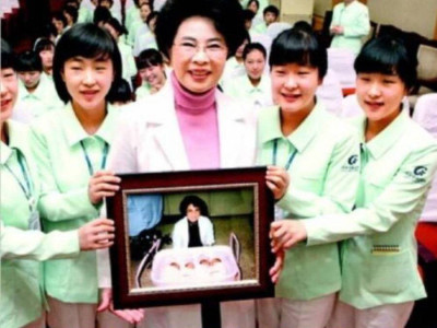        같은 병원의 네 쌍둥이 간호사들