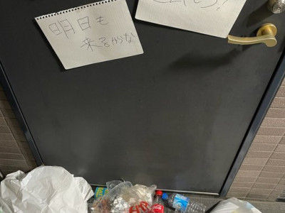 일본에 사는 대만 유학생의 집앞에 놓인 쓰레기들