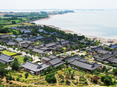 우리나라에서 거의 유일한 바닷가에 있는 한옥마을