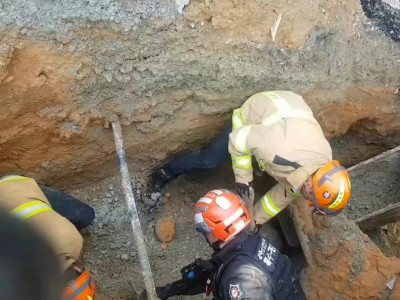 공사도중 사고로 매몰된 노동자 구하러간 소방관들