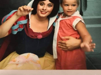 어릴 때 만난 백설공주를 찾아간 여성