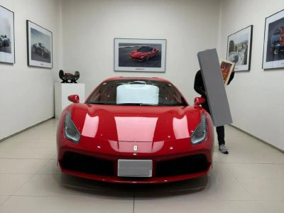 본인작품이 너무 잘되서 페라리를 산 동인지 작가