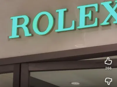 안살거면 쳐다도 보지 말라는 매장 직원.jpg