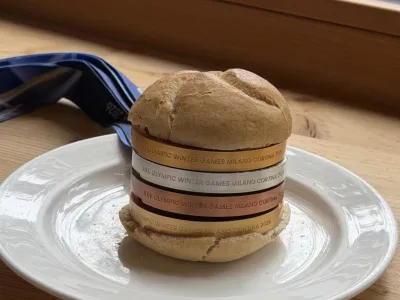 밀라노 동계올림픽 바이애슬론 선수의 메달 자랑법