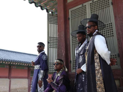 한복 입고 고궁 나들이 하는 흑인들