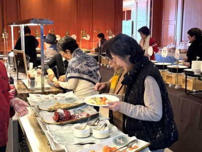 "나물 무치기 귀찮아!"…꾸미고 나와 3만원 뷔페로, 할줌마 런치' 뜬다