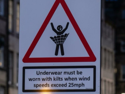 ㅇㅎ)치마 속에 팬티입으세요 경고문.