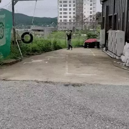 한 번 던지면 1시간 뒤에 돌아오는 공