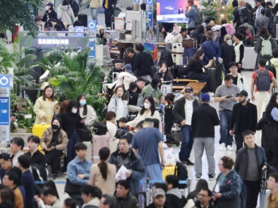 "오빠들 보러 왔어요"…인천공항 입국장에 외국인들 '북적북적'