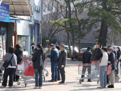 일반 마트보다 싸다…창원시민, 고물가에 군 마트 '오픈런'