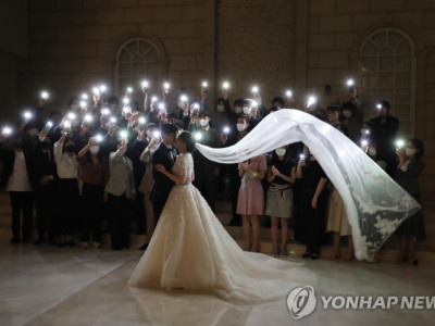 하객으로 위장해 몰래 엿본다