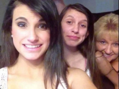 (흠칫주의)  가운데 사람의 팔 입니다만?