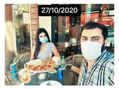 기념일마다 똑같은 식당에 간 커플 인증샷