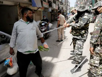 "인도 경찰들은 왜 이렇게 사람을 몽둥이로 때리지"