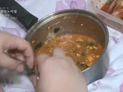 라면 먹는 여성