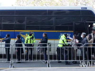 광화문광장 근처 결혼식장으로 경찰버스 타고 이동하는 하객들