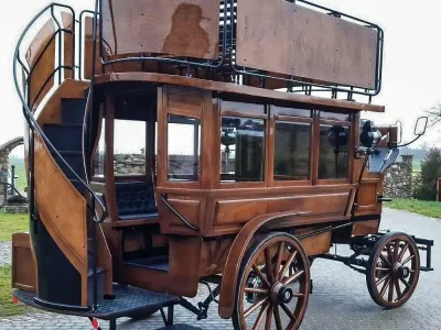 현대적인 버스가 도입되기 전 쓰이던 마차 버스