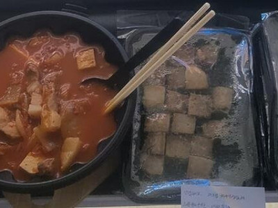 단골 김치찌개집 서비스