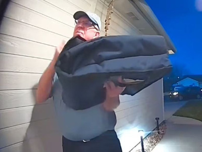 "주문하신 콜라가 품절이라"시각장애 고객 감동시킨 美 피자 배달부의 친절