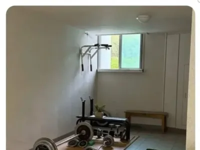 아파트 복도에 개인 헬스장