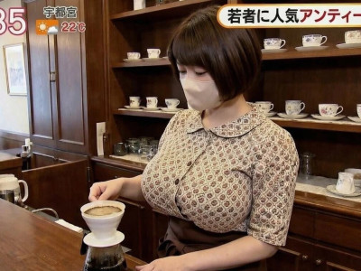 개쩌는 컵을 가지고 있는 바리스타