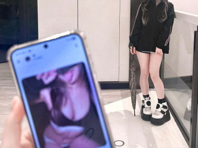 와이프 안 바꾸냐는 내용의 대화를 듣고 있음