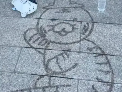 물병 하나로 바닥에 그림 그리는데 퀄리티가