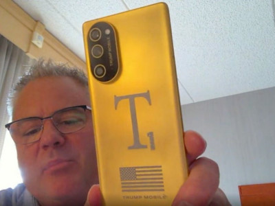 전문가들이 추정한 트럼프 T1 Phone의 정체.jpg