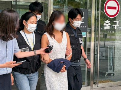 경찰에 침뱉은 ‘잠실 시위’ 40대女 “억울” 눈물에도…첫 구속기소