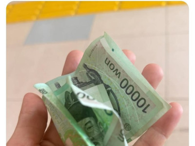 아홉살 내 아가가 출처 모를 이만원을 건네주더니.jpg