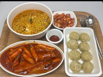 혼자 1시간안에 다먹으면 100만원.jpg