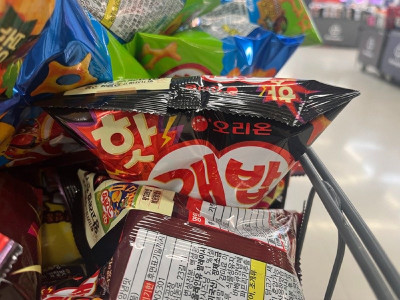 마트 과자코너에서 발견한 개밥