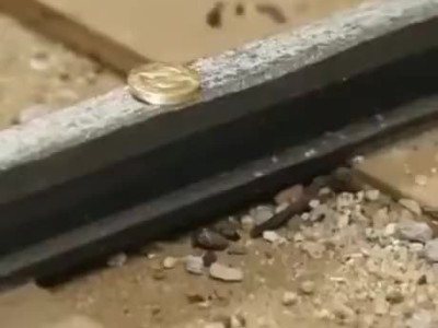 기차 선로에 뭘 올려놓으면 안되는 이유.mp4