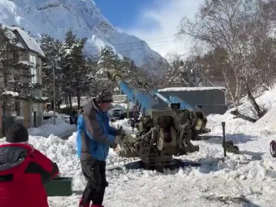 로씨야 시골 마을에 대포가 있는 이유.mp4