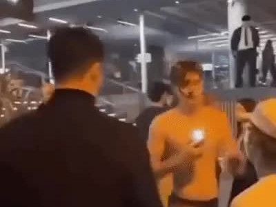 지나가는 사람 잘못 건드린 관종의 최후.mp4