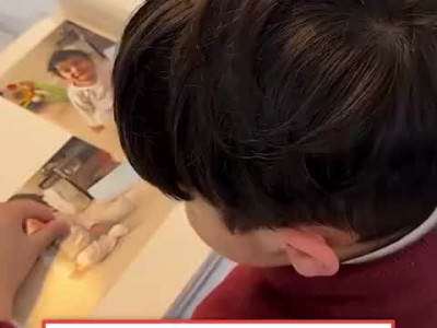 사진 속 애기를 확대하는 아이.mp4