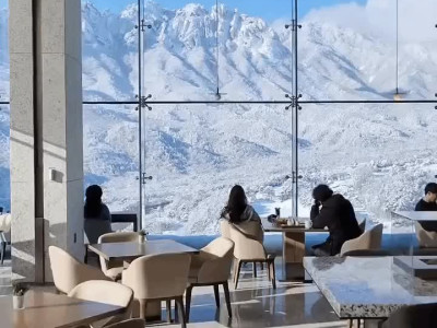 강원도 고성 어느 카페의 설산 풍경 수준