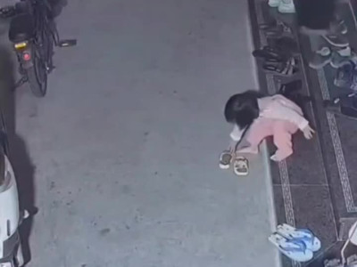 신발을 잘 못 신은 아이