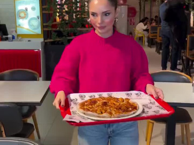 왜 남의 피자를 먹는거지?