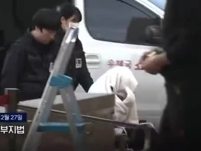 포르쉐 사고녀 피의자 출석 모습.mp4