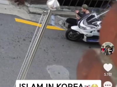 한국 길거리에서 기도하는 이슬람 외국인들