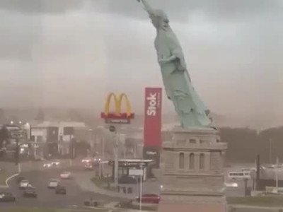 자유의 여신상 복제품 쓰러짐