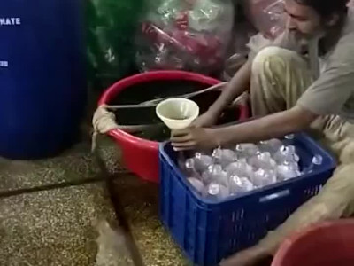 인도의 수제 콜라 공장.gif