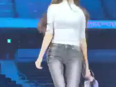 사운드 체크하는 장원영.gif