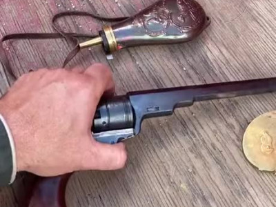 200년전 리볼버 권총의 장전 방법.gif