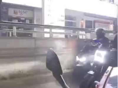 요새 한국에서 자주 보이는 오토바이 신기술.mp4