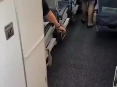 승무원에게 카메라 들이밀다 검거